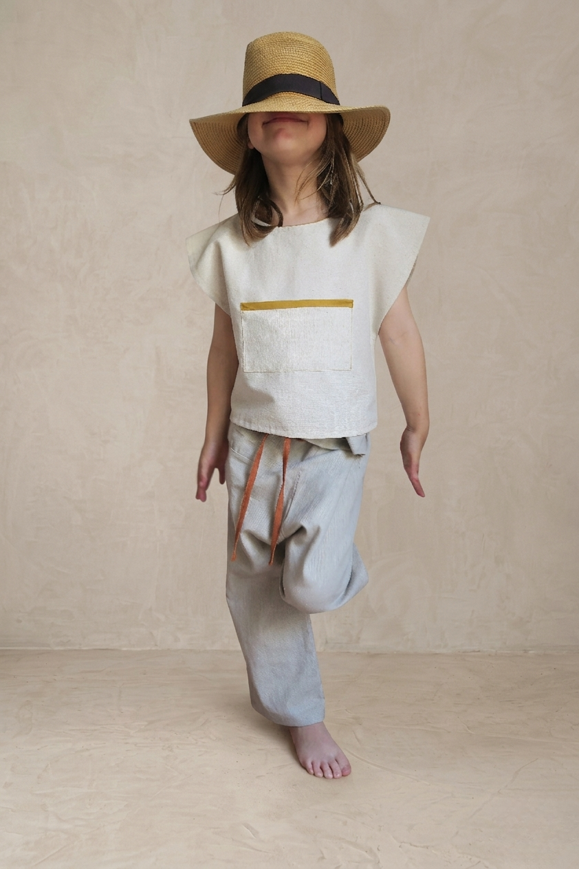 Top beige con bolsillo
