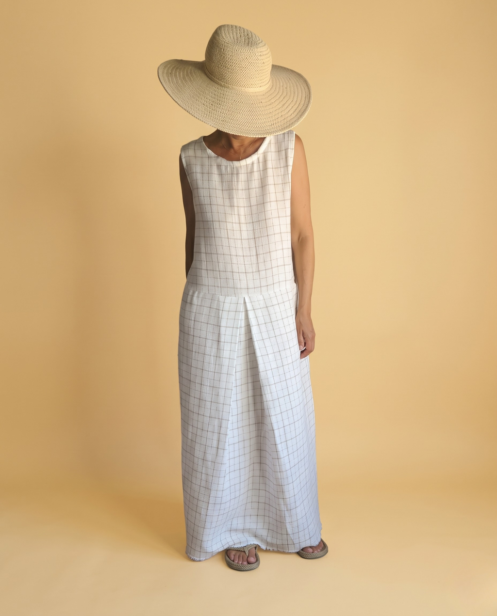 Vestido Blanco con Sutil Cuadro
