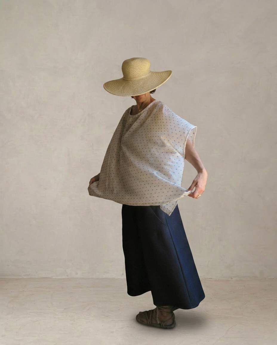 Blusa/poncho beige con lunares azules