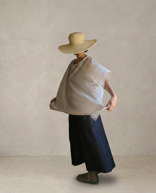 Blusa/poncho beige con lunares azules