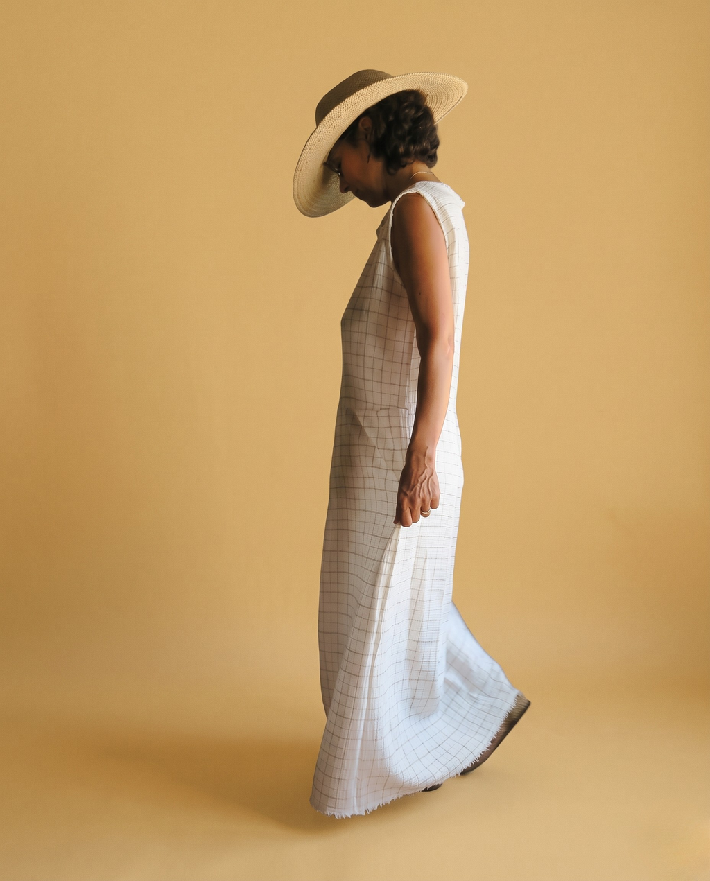 Vestido Blanco con Sutil Cuadro