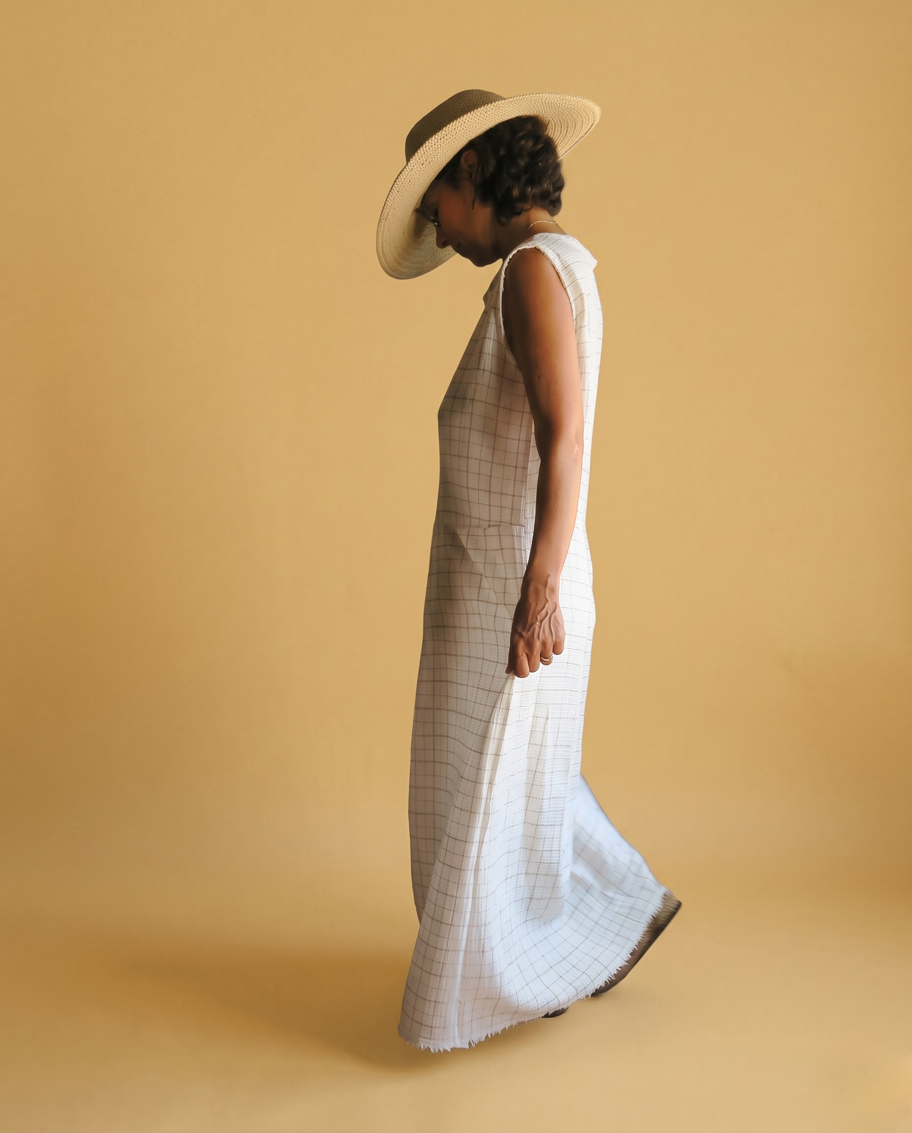 Vestido Blanco con Sutil Cuadro