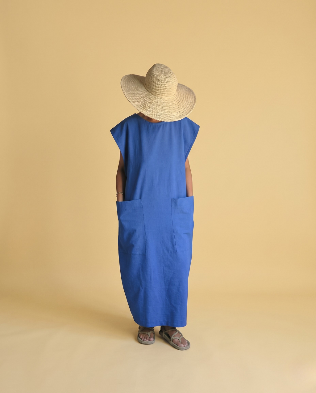 Vestido azul algodón orgánico - vista trasera con modelo
