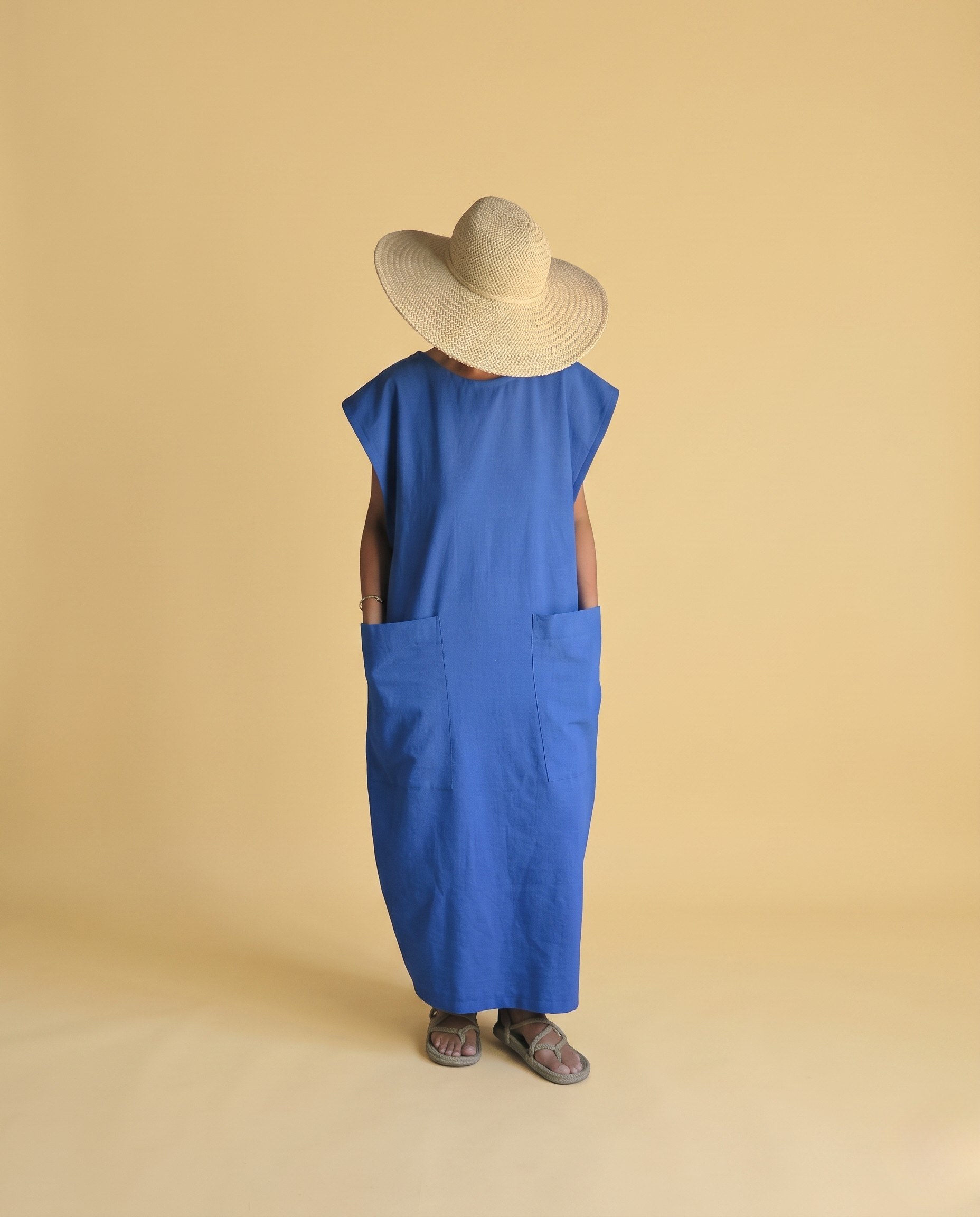 Vestido azul algodón orgánico - vista trasera con modelo