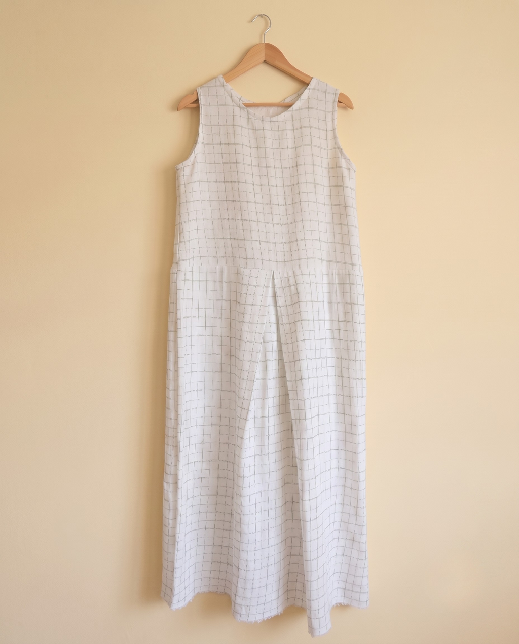 Vestido Blanco con Sutil Cuadro