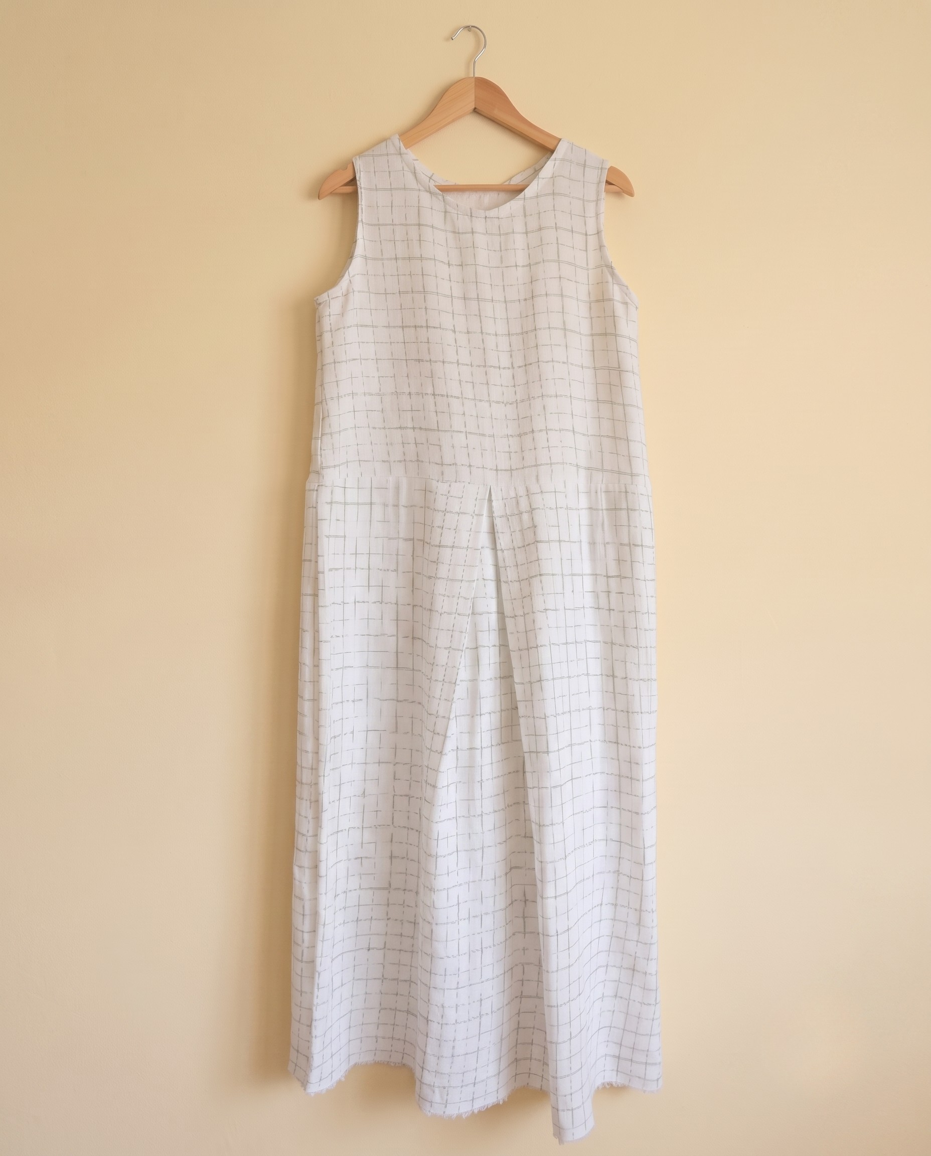 Vestido Blanco con Sutil Cuadro