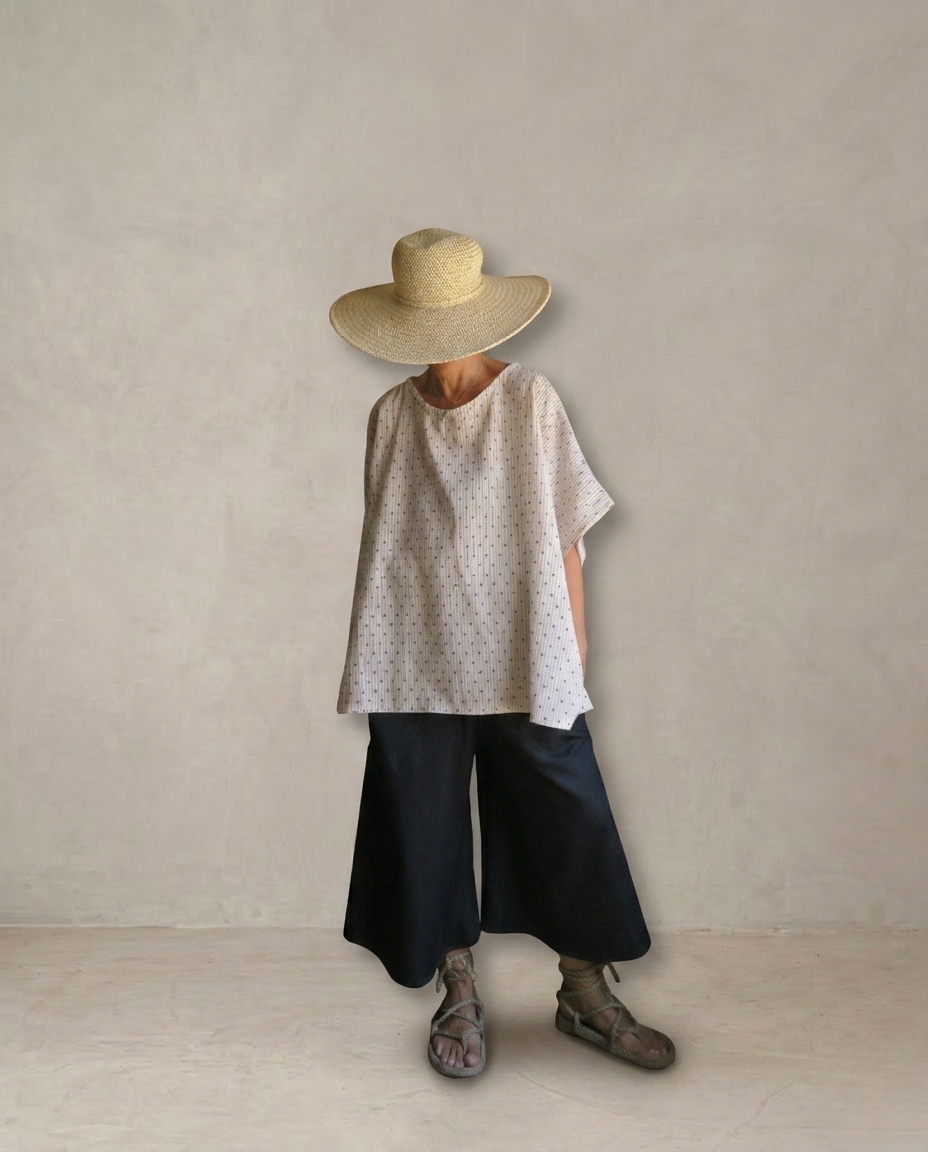 Blusa/poncho beige con lunares azules