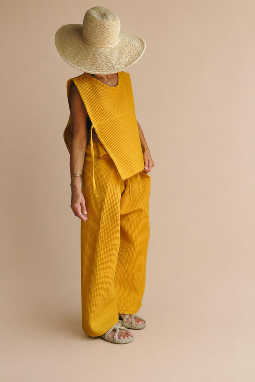 Pantalón amarillo mostaza gofrado - detalle tejido
