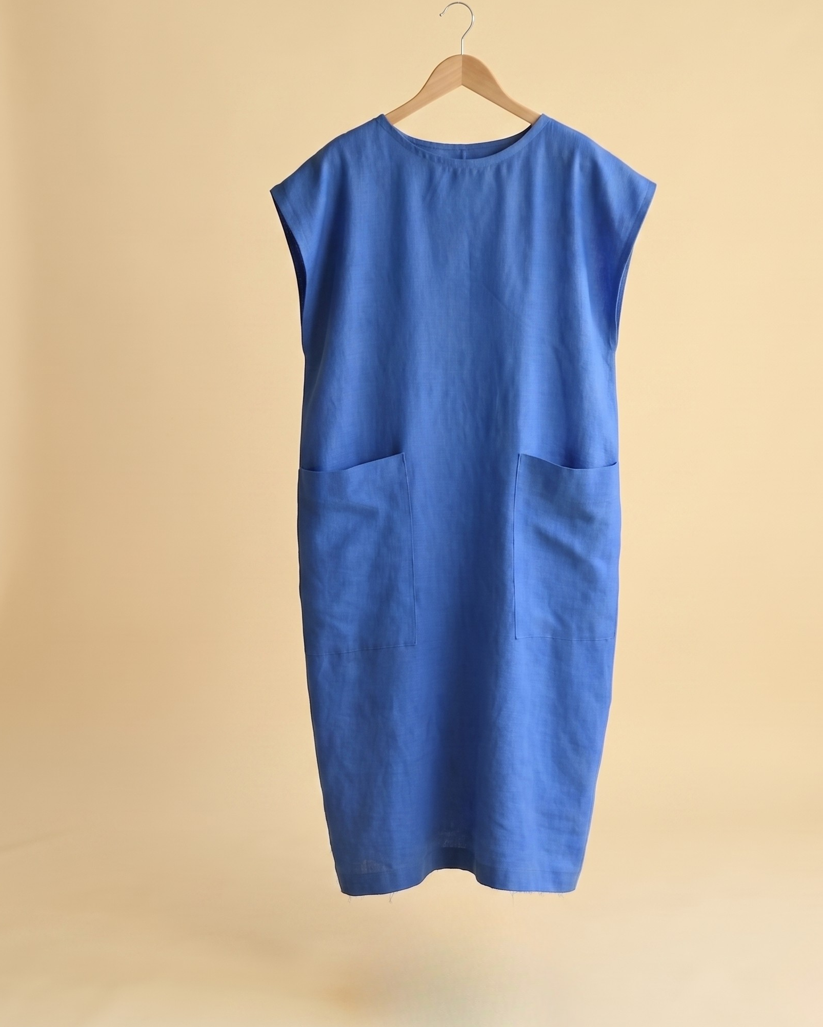 Vestido azul algodón orgánico - vista frontal en percha