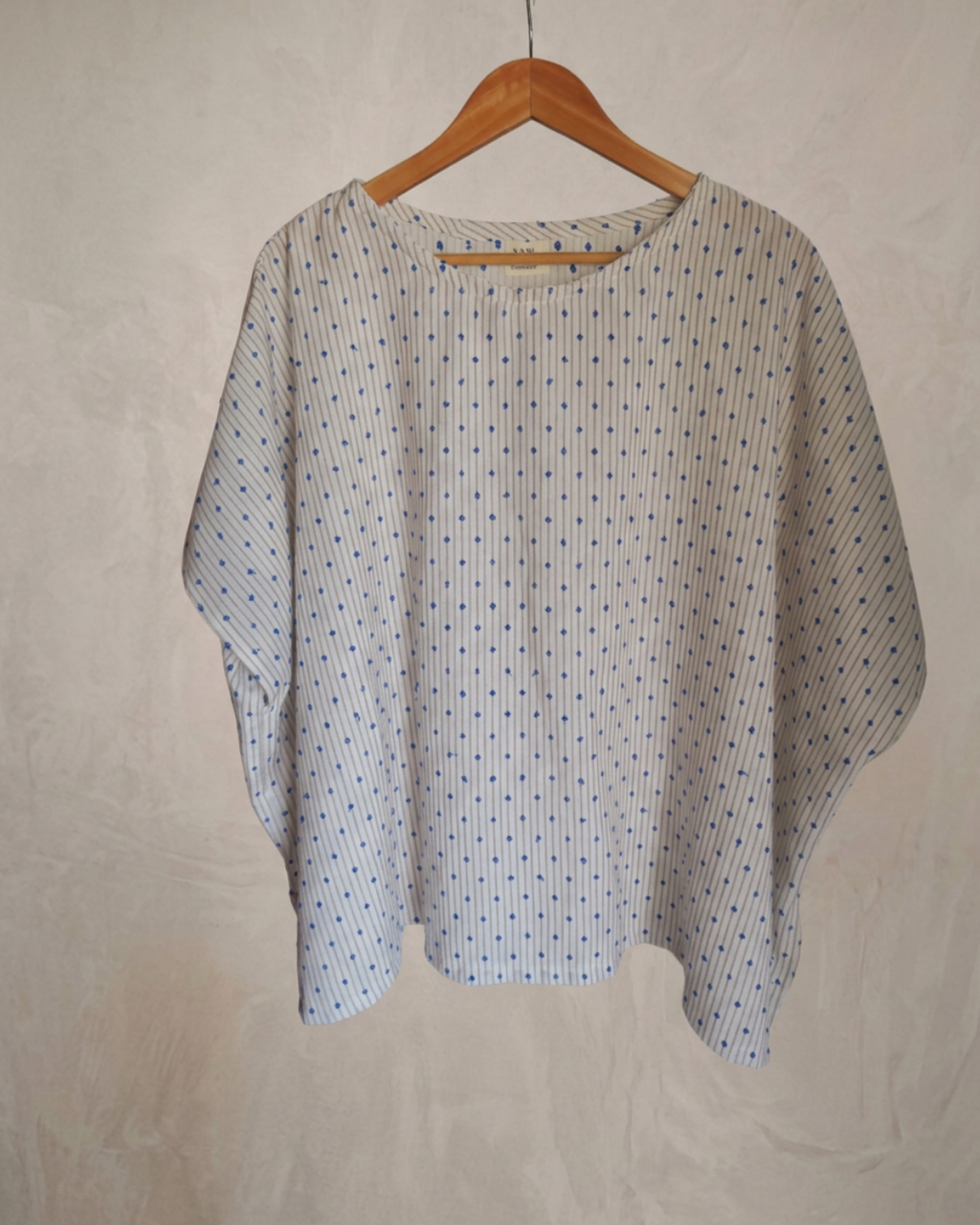 Blusa/poncho beige con lunares azules