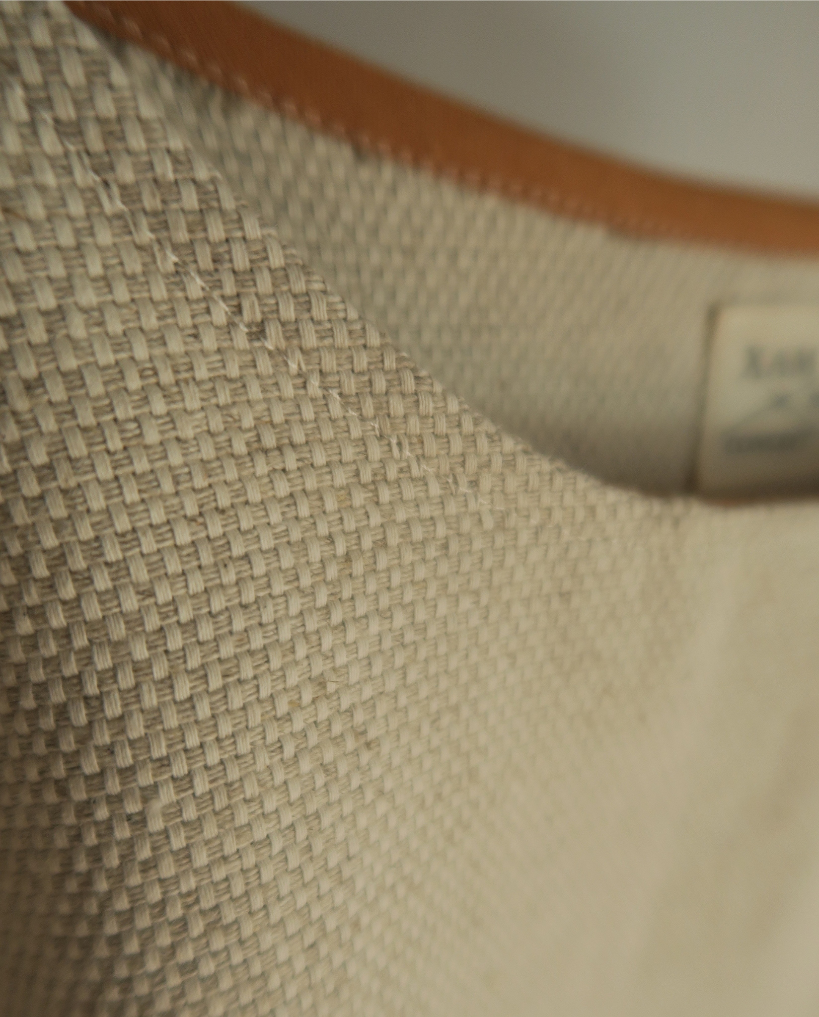 Top beige con flecos
