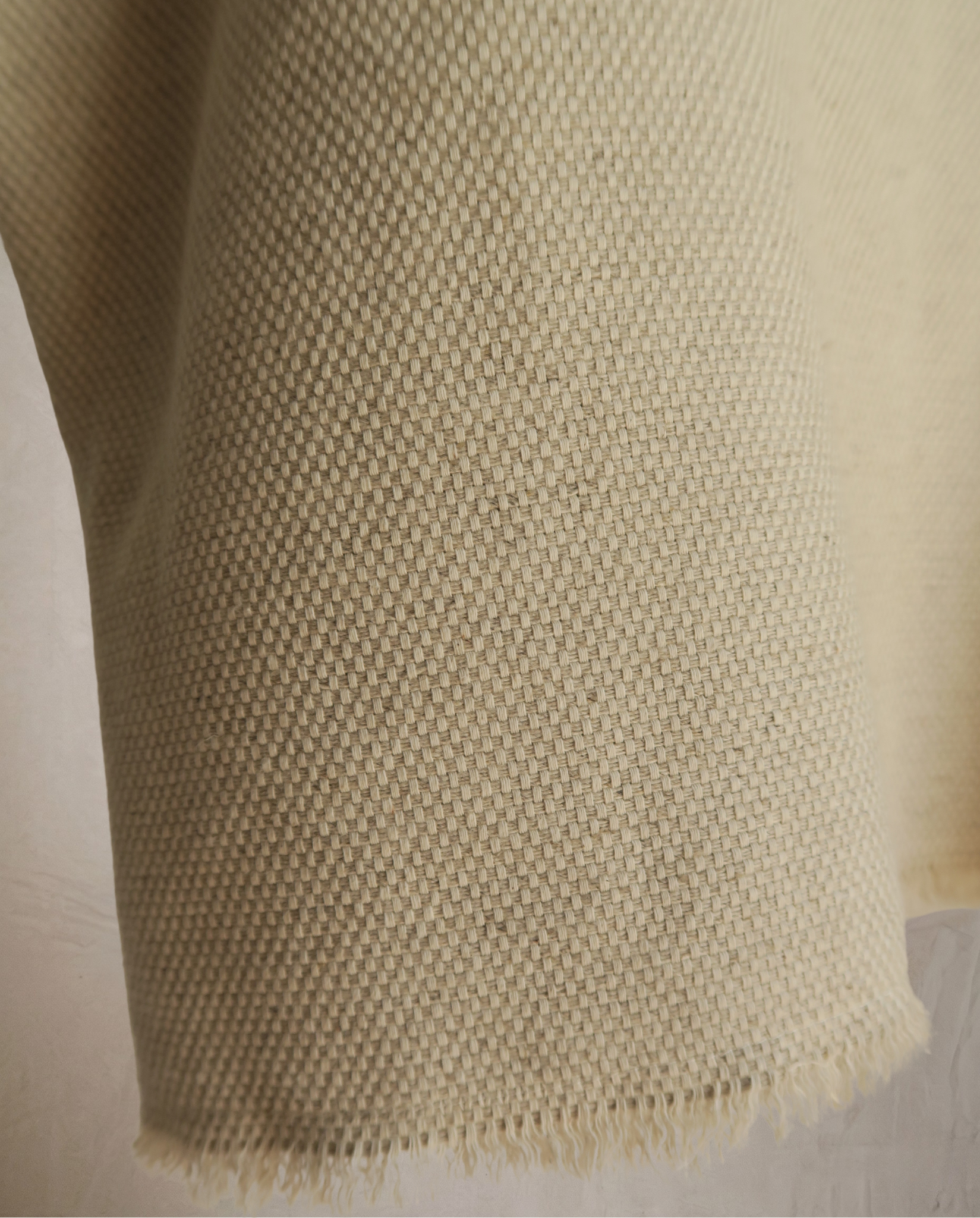 Top beige con flecos