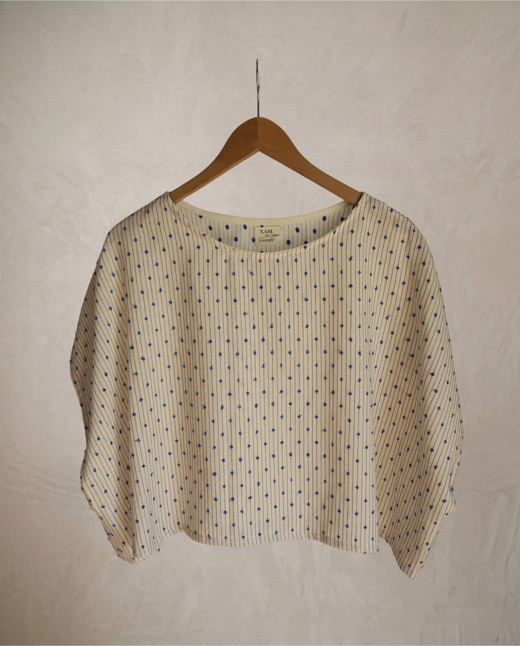 Top blanco con detalle azul