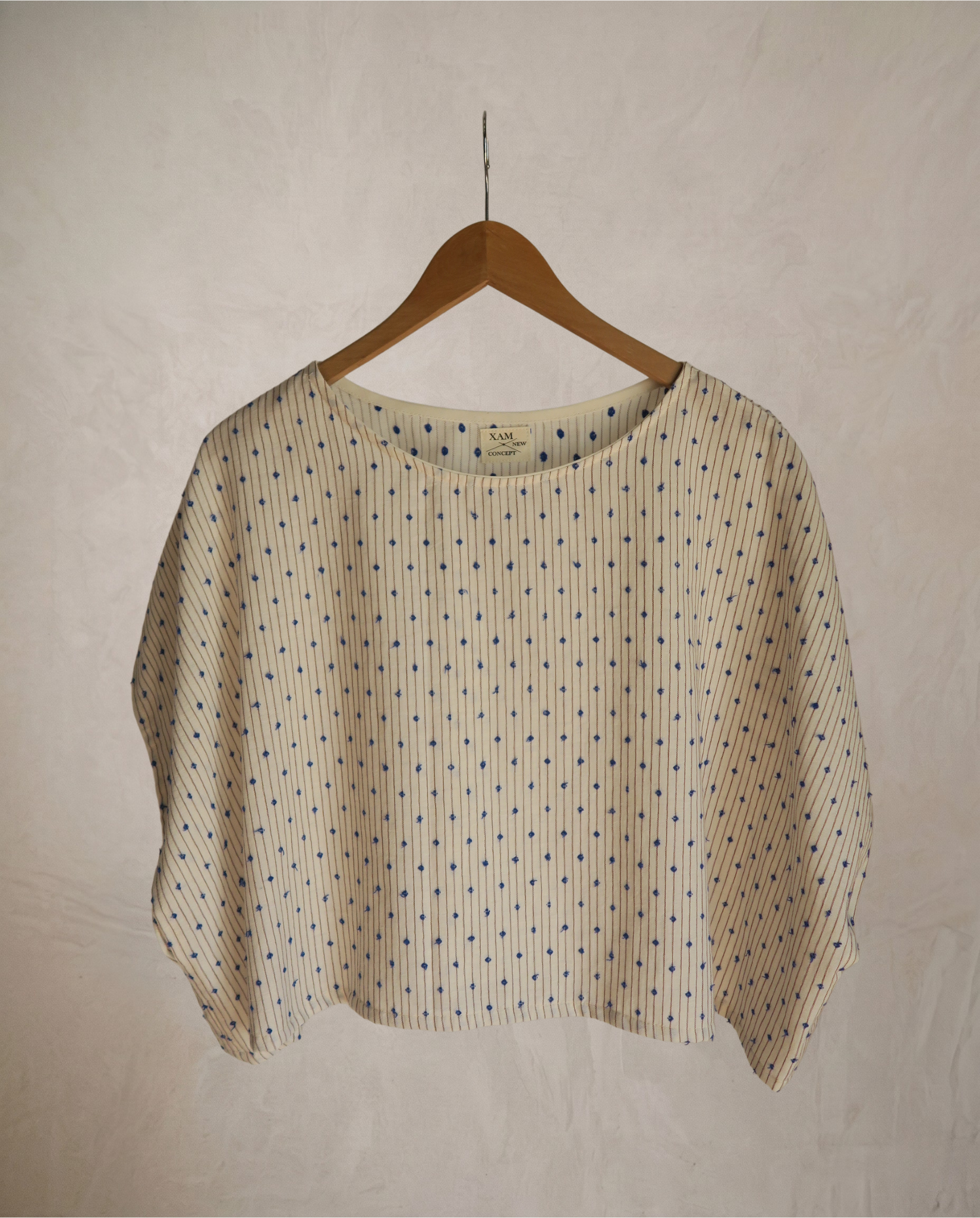 Top blanco con detalle azul
