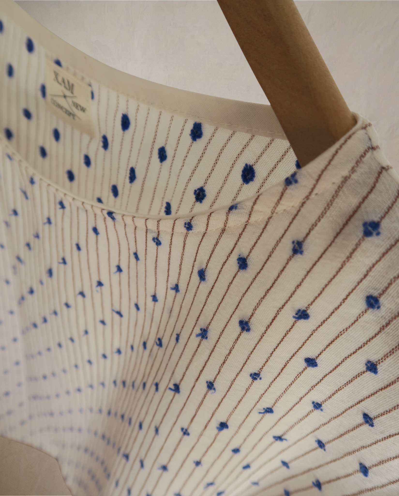 Top blanco con detalle azul
