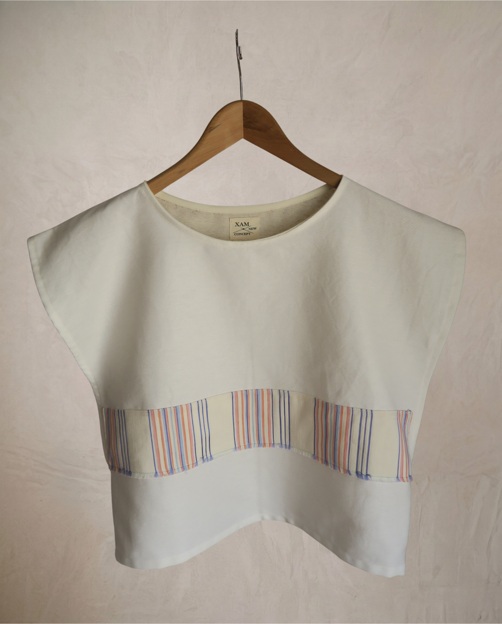 Top blanco con detalle central rayas