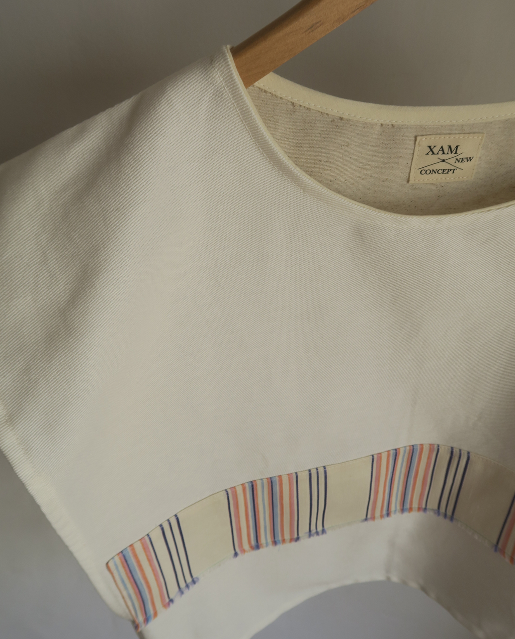Top blanco con detalle central rayas