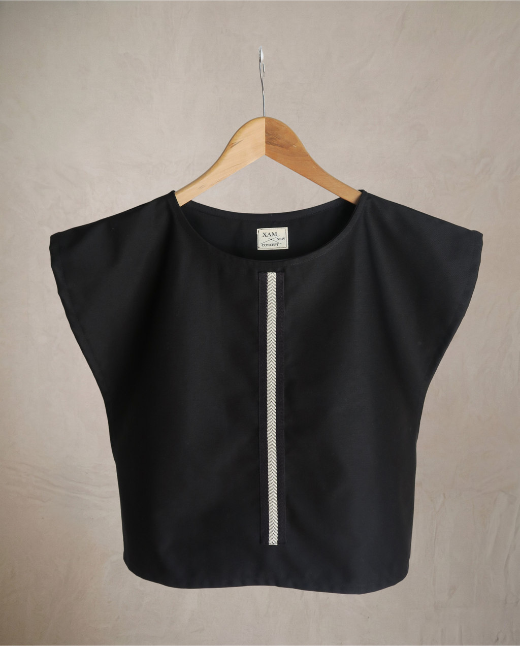 Top negro con detalle central