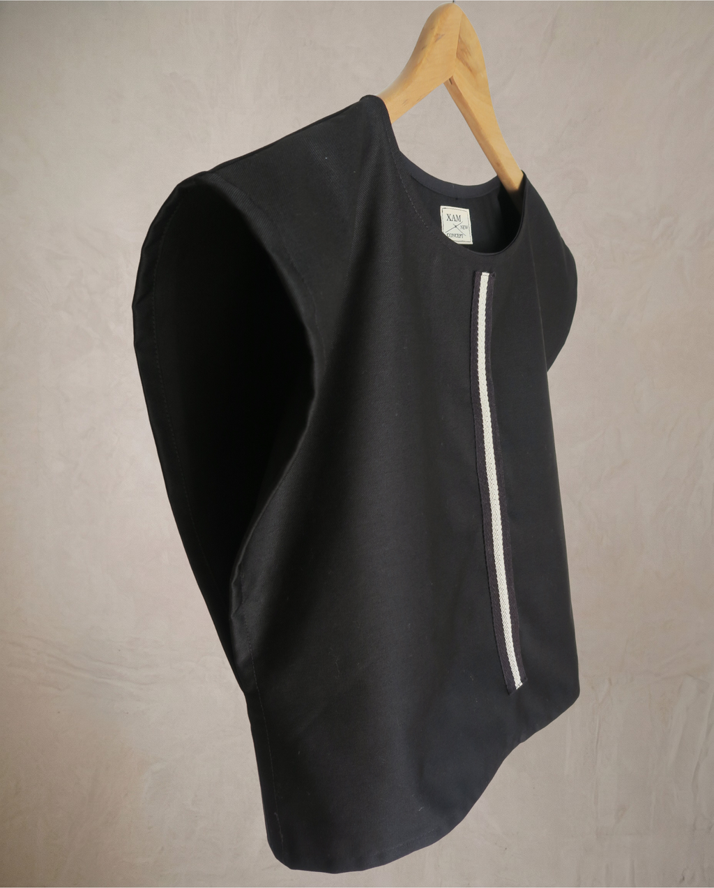 Top negro con detalle central