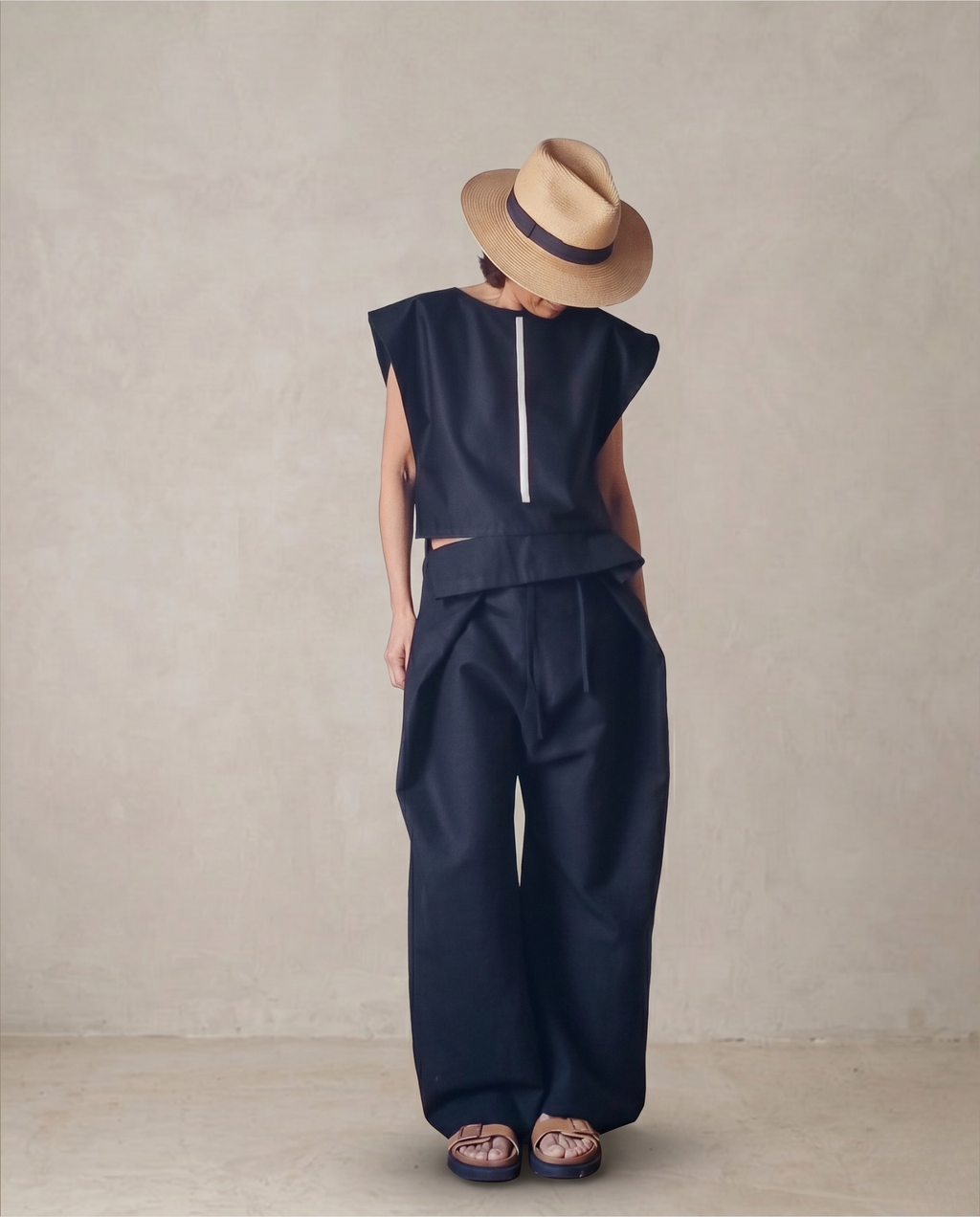 Top negro con detalle central
