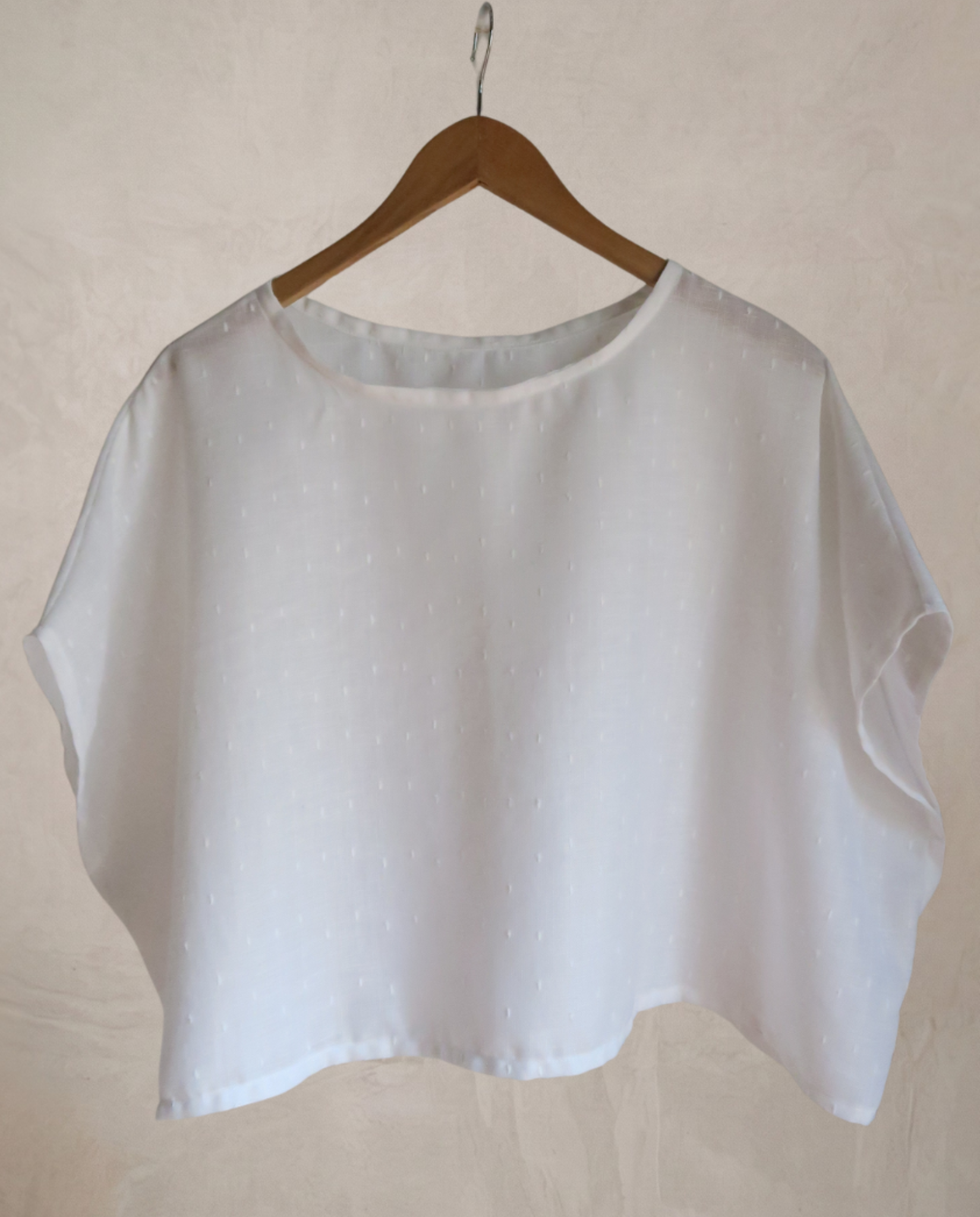 Camiseta blanca semitransparente