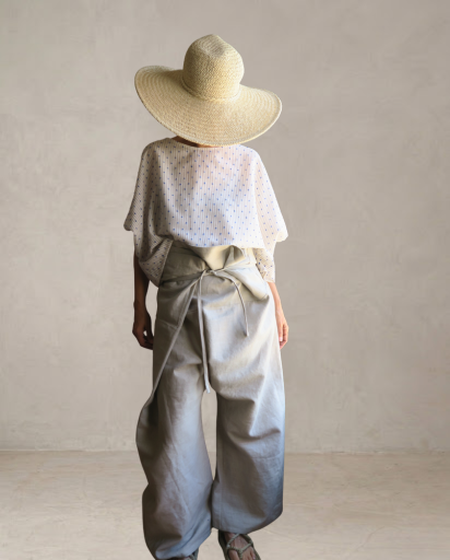 Top blanco con detalle azul