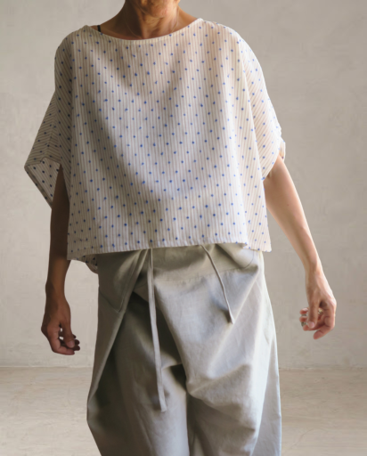 Top blanco con detalle azul