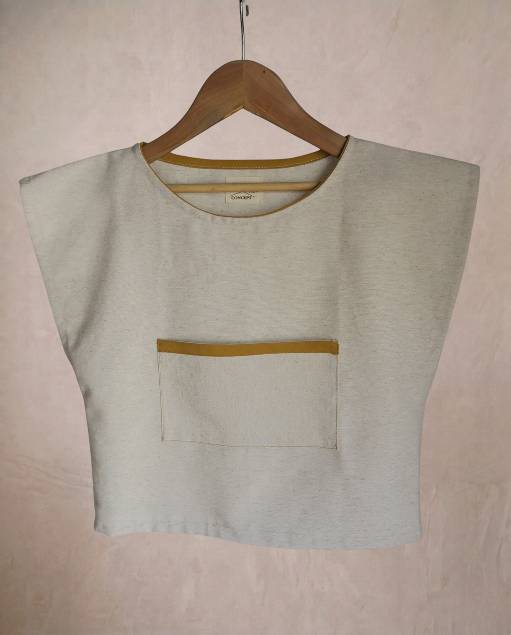 Top beige con bolsillo
