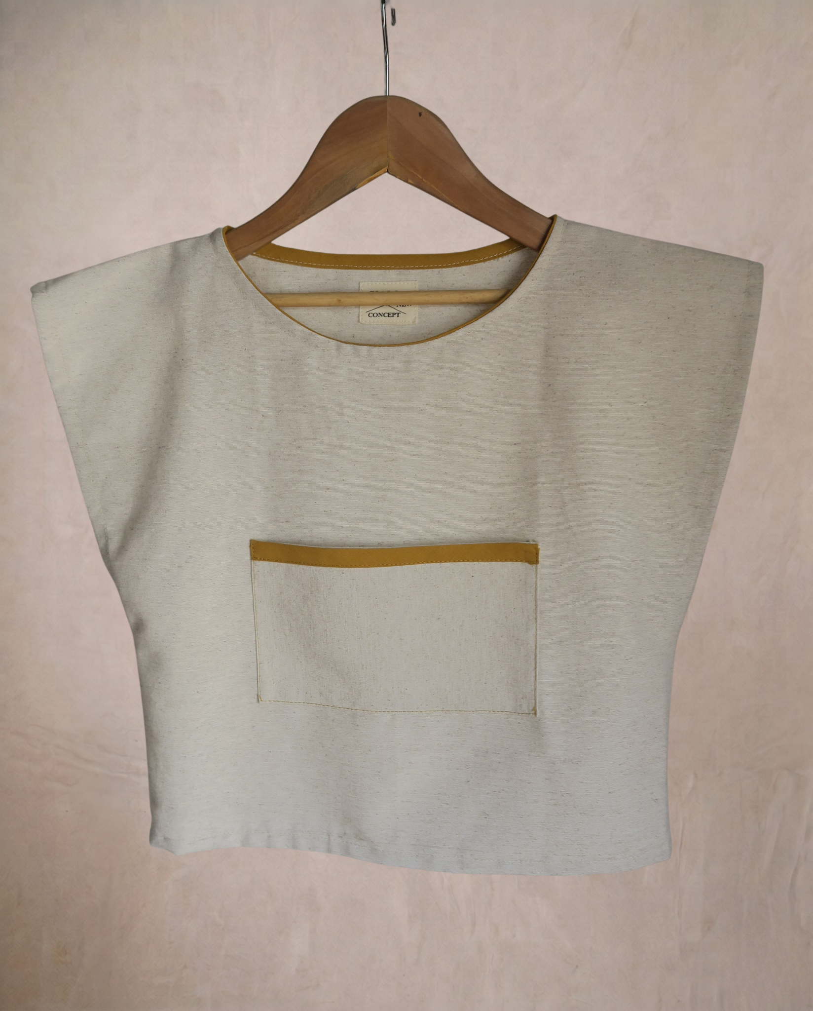 Top beige con bolsillo