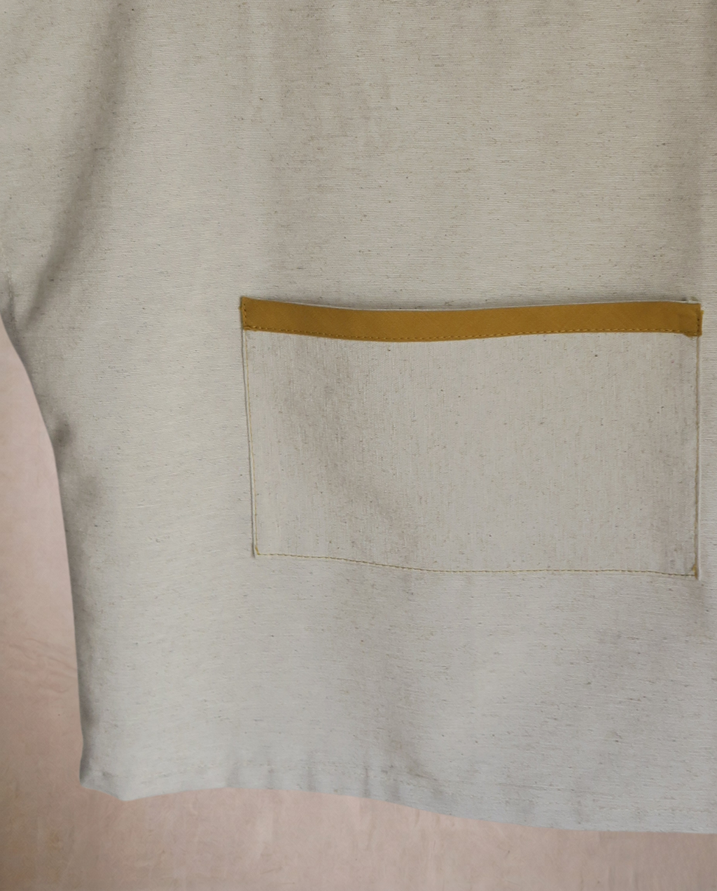 Top beige con bolsillo