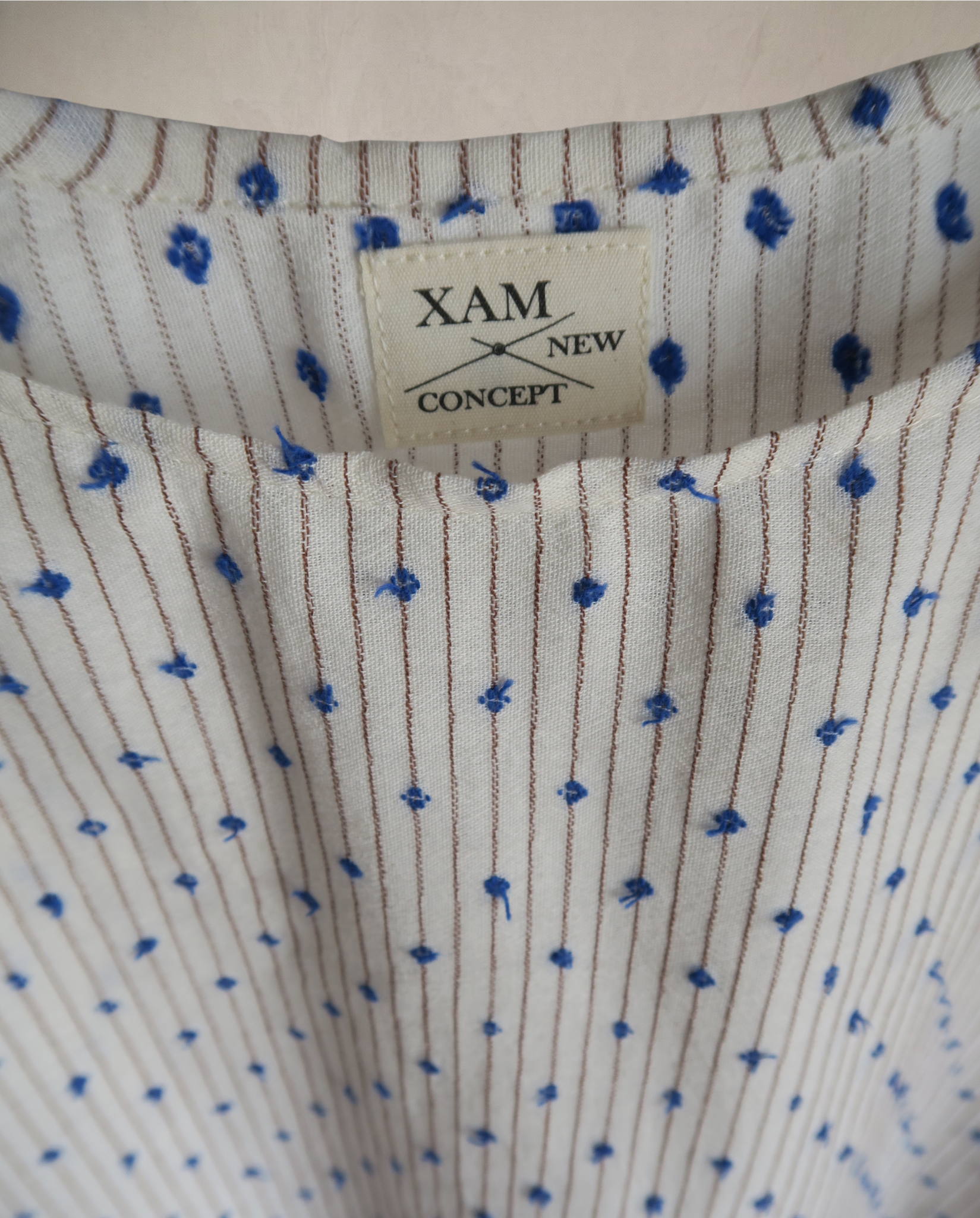 Camiseta tirantes blanco lunares azules