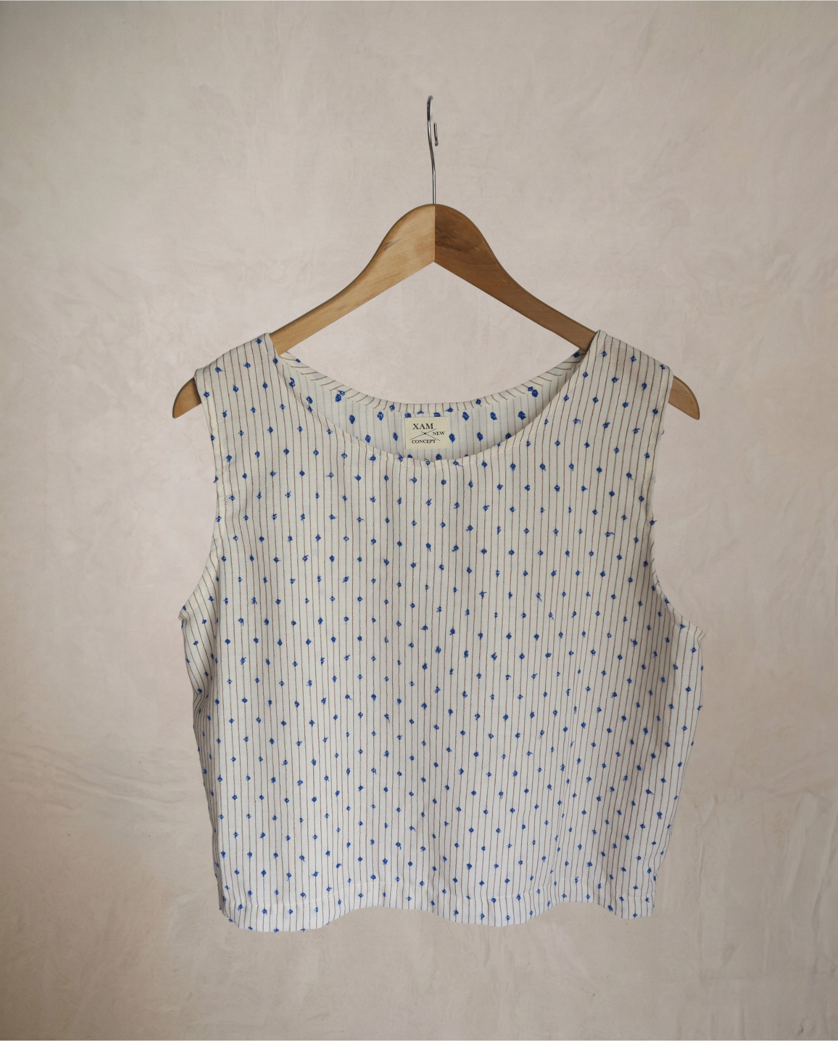Camiseta tirantes blanco lunares azules