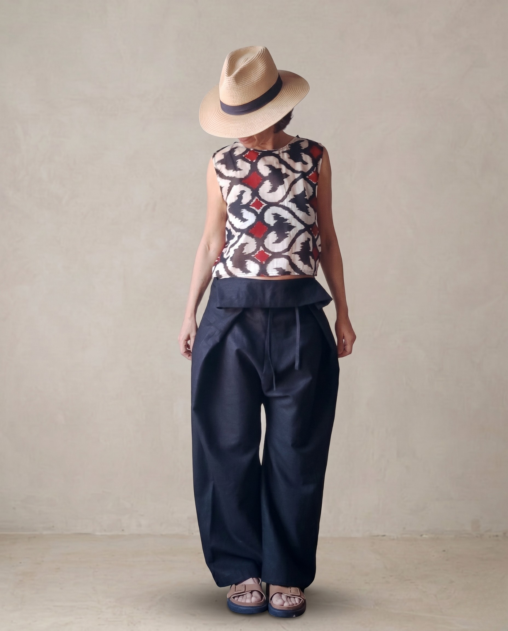 Top crop estampado etnico rojo/negro/beige