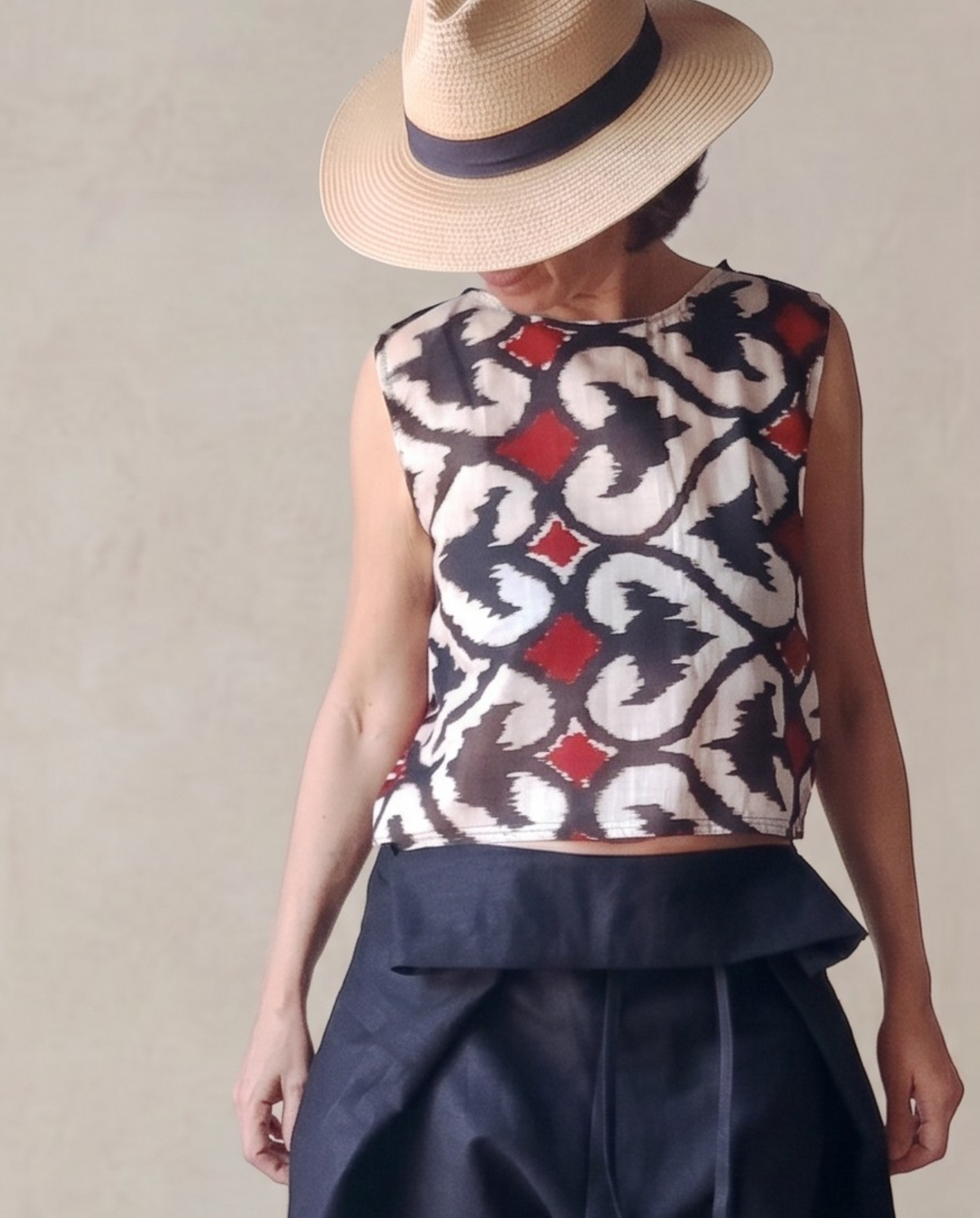 Top crop estampado etnico rojo/negro/beige