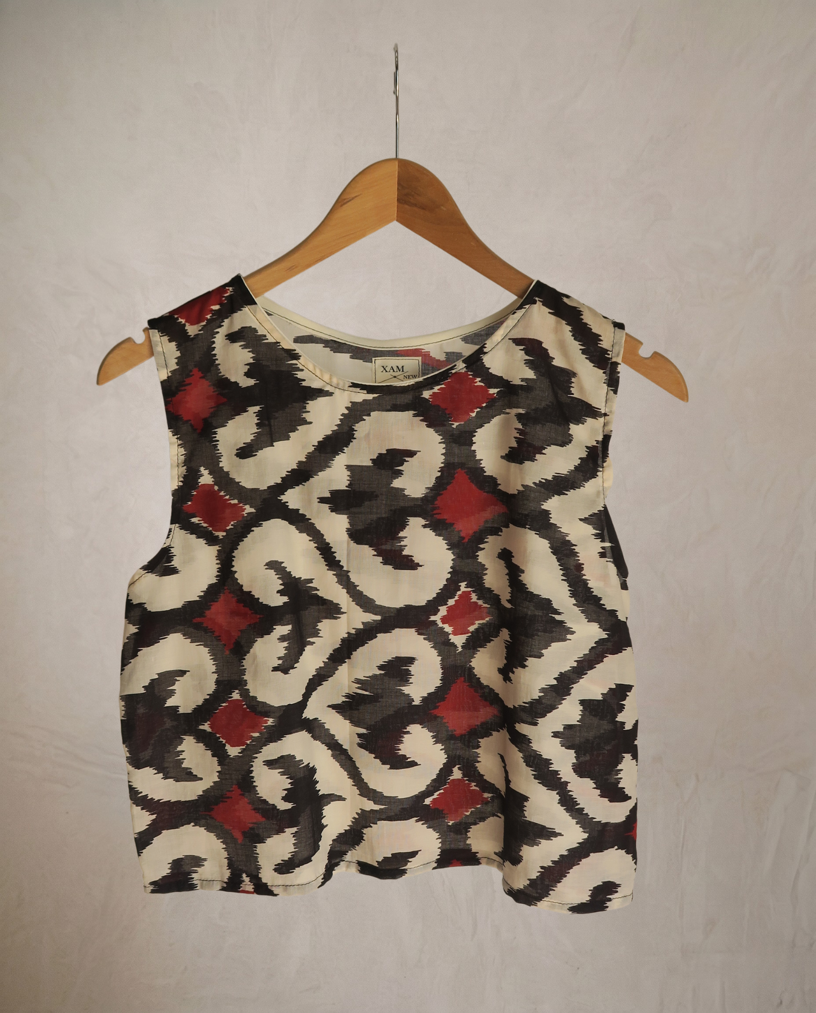 Top crop estampado etnico rojo/negro/beige