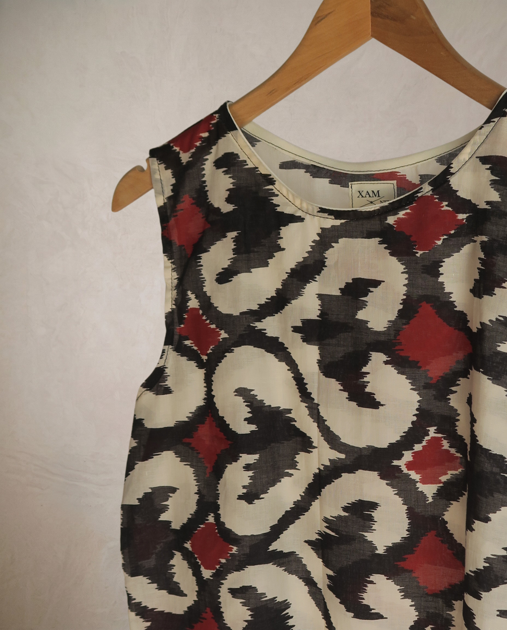 Top crop estampado etnico rojo/negro/beige