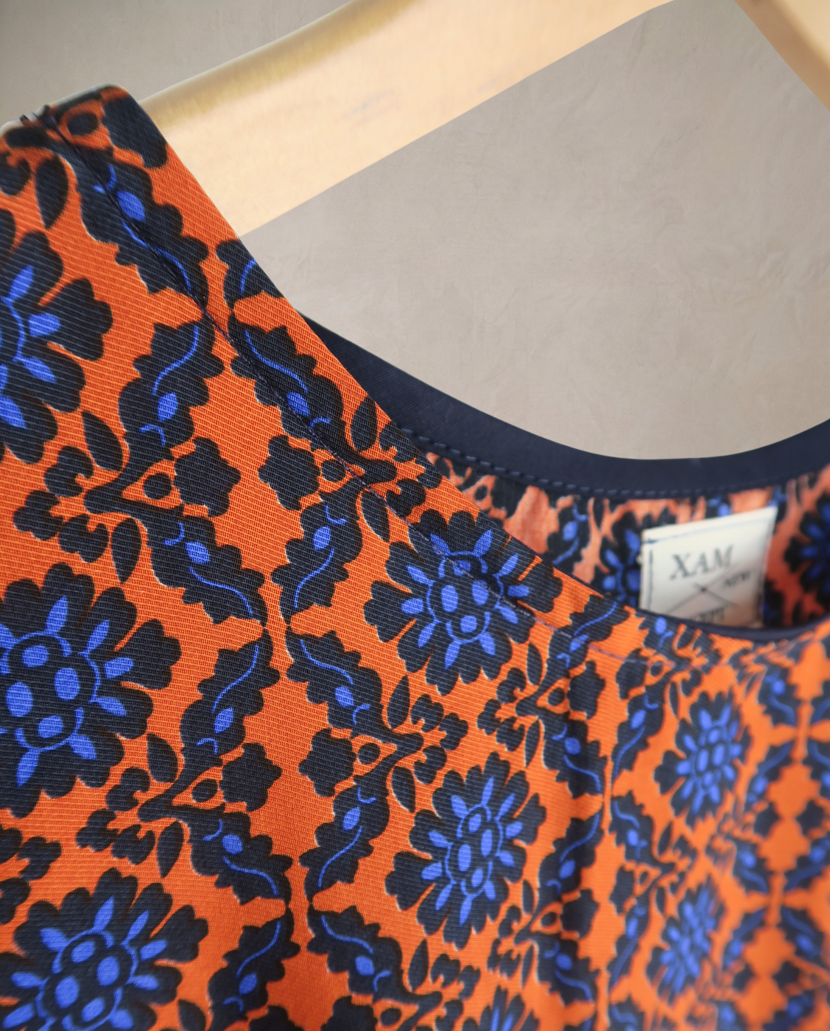 Top tirantes geometria naranja/azul