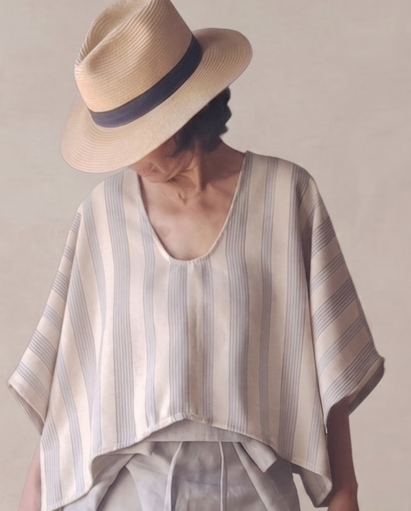 blusa/poncho beige/azul rayas