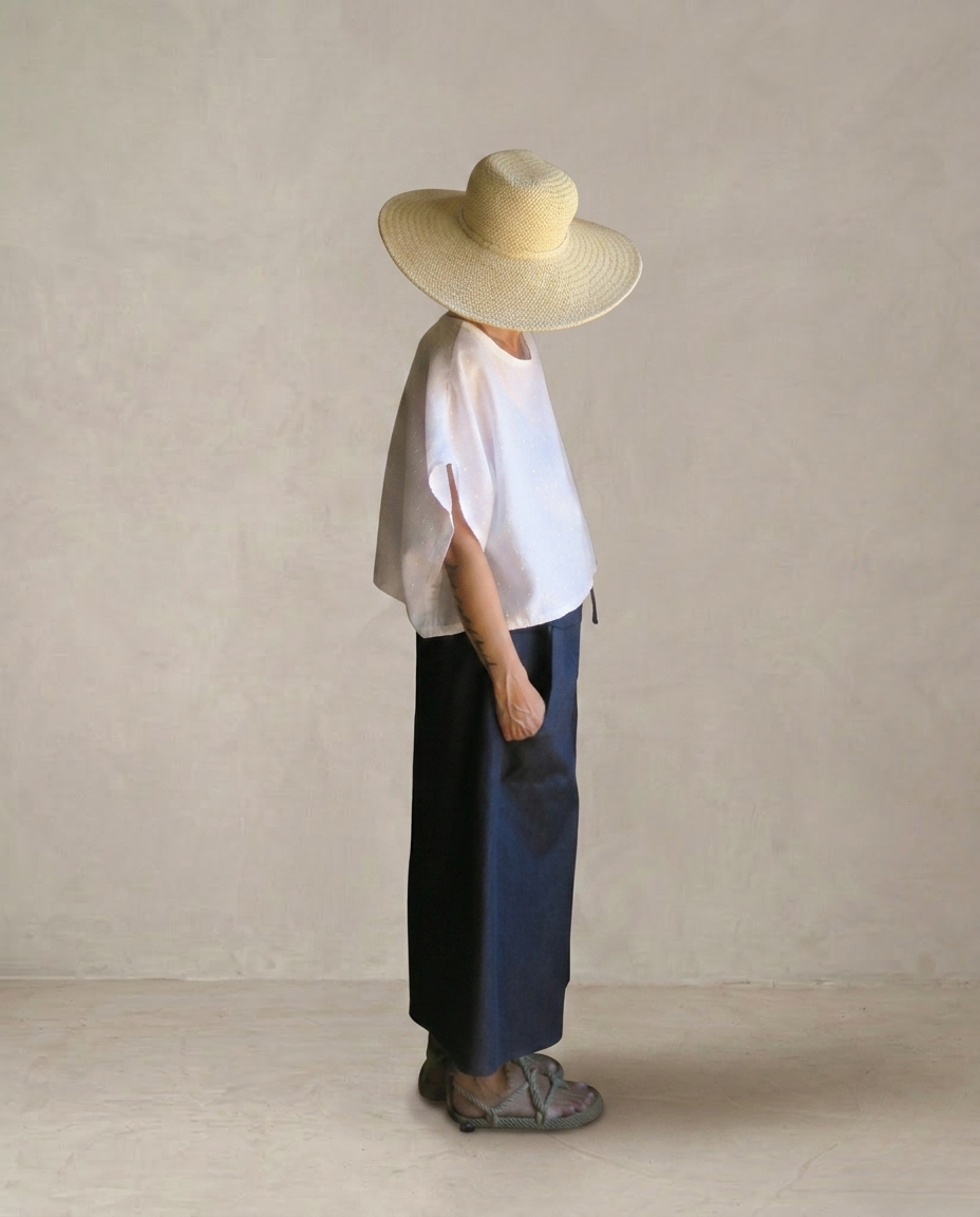 Camiseta blanca semitransparente