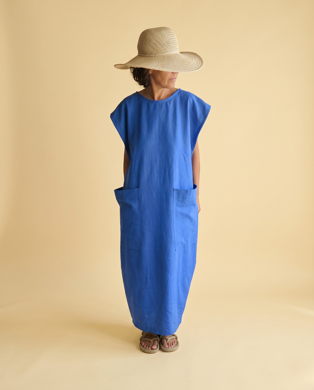 Vestido azul algodón orgánico - vista frontal con modelo