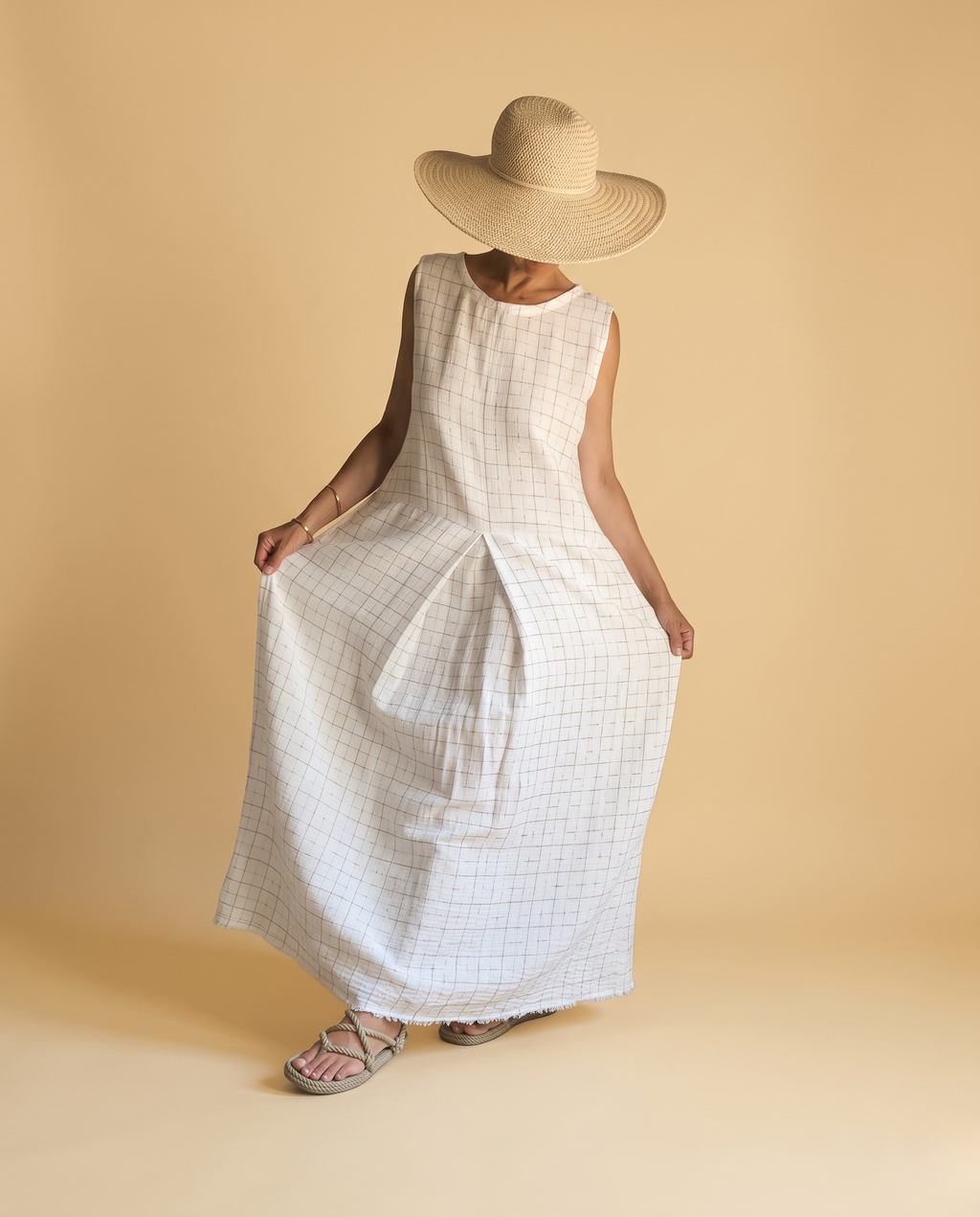 Vestido Blanco con Sutil Cuadro