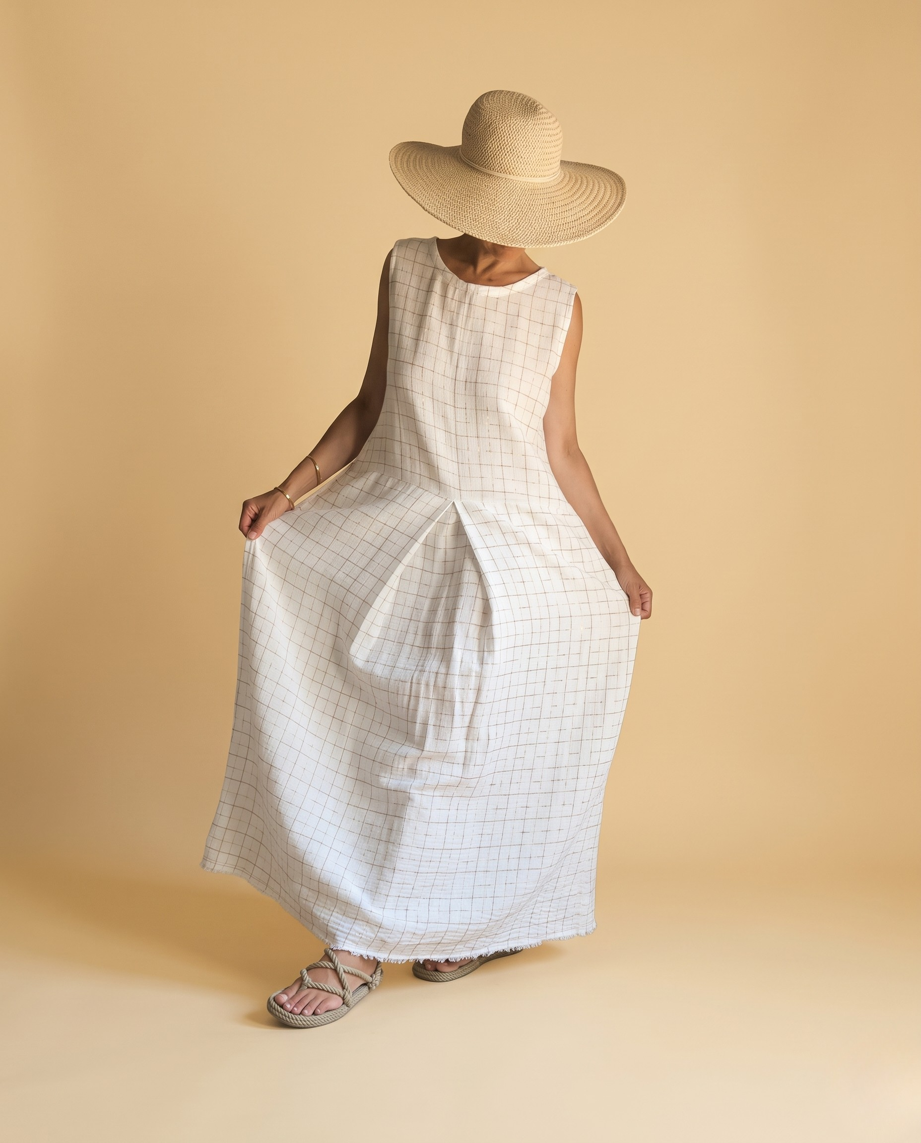 Vestido Blanco con Sutil Cuadro